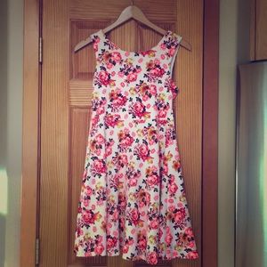 💥SALE💥Adorable Floral dress with bow back